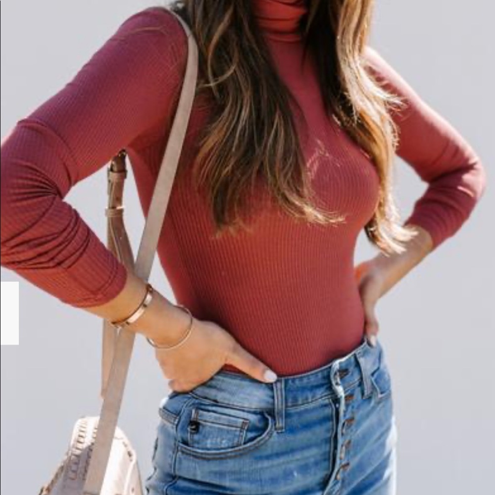 VERSATILE RIBBED TURTLENECK BODYSUIT - RUST